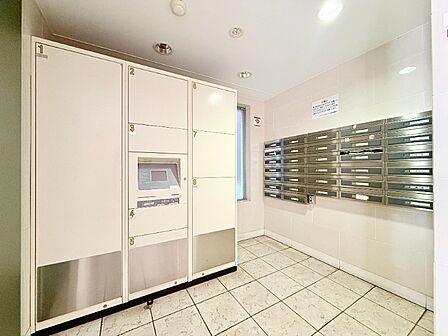不在時にも荷物が受け取れる宅配BOX付。荷物の受け取りが多い方に便利な設備です。