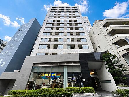 上品な佇まいの重厚感のあるマンションです。