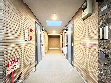 高級感のある内廊下方式。プライバシーや防犯性が高く、天候に左右されず移動できます!