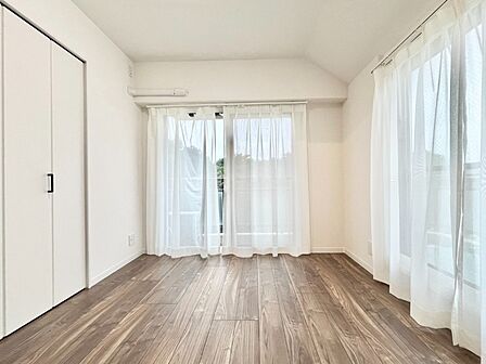 洋室(約4.2帖)クローゼットの付いたお部屋です。