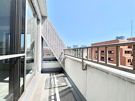 バルコニーは、13.90平米の広さ!家族のお布団やシーツもまとめて干せそうです。お天気が良い日はお洗濯もはかどりそうですね。