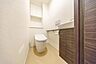 トイレ：トイレは温水洗浄便座付です。トイレの上部には収納付。トイレットペーパー等、買い置きもしやすそうです。