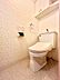 トイレ：トイレは温水洗浄便座付です。トイレの上部には収納付。トイレットペーパー等、買い置きもしやすそうです。