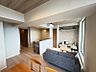 リビング/ダイニング：建具とフローリングの優しい木目がナチュラルで明るい空間を演出しています。