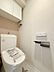 トイレ：トイレは温水洗浄便座付です。トイレの上部には収納付。トイレットペーパー等、買い置きもしやすそうです。