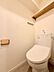 トイレ：トイレは温水洗浄便座付です。トイレの上部には収納付。トイレットペーパー等、買い置きもしやすそうです。
