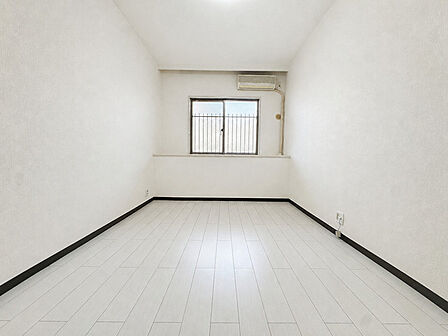 窓から穏やかな外の表情を感じられる室内は、すっきりと整えられ心地よい広がりを見せています