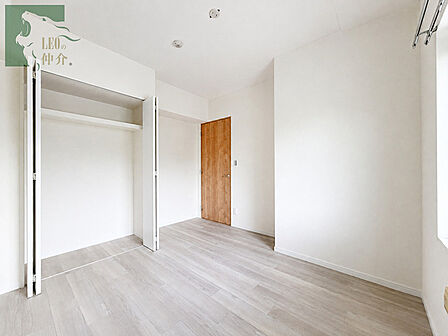 白を基調としたすっきりとした空間に木目の建具が優しく映える落ち着きのある室内