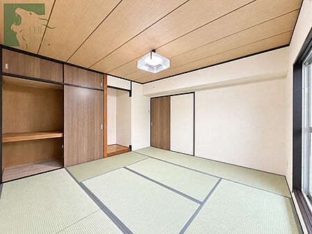 伝統的な意匠と現代的な設えが調和する、心地よい和の佇まいを感じさせる空間。