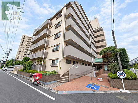 青空に映える堂々とした佇まいは、心地よい日常の舞台として安心感を与えてくれます。