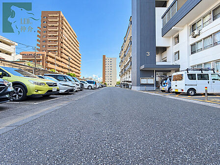 空が広く見渡せる開放的な空間に整えられた、ゆとりある敷地環境が日常の移動をスムーズにします。
