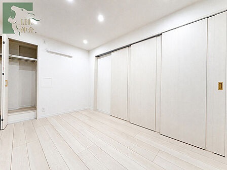 シンプルで無駄のない空間が、どんなインテリアも穏やかに受け入れてくれる心地よい余白を感じさせます。