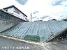 外観：東側　道路との隣接　東から西に向かって撮影