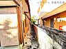 外観：東となり　との境界南から北に向かって撮影