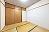 その他：リビングに隣接する和室。来客用のお部屋としても、家事の合間に足をのばしてひと休みするスペースとしても使えます！