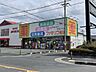周辺：ファミリコ薬店 490m