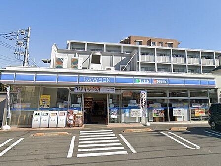 駐車場のあるコンビニです。