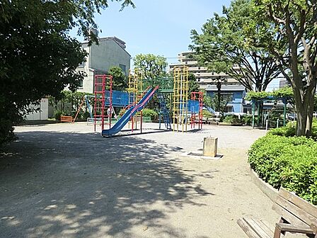 ブランコなどの様々な遊具を備えています。小さな子どもから大きな子まで、全身を力いっぱい使って遊べる公園となっています。