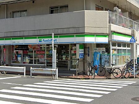 店員さんが丁寧、店内は広めです。