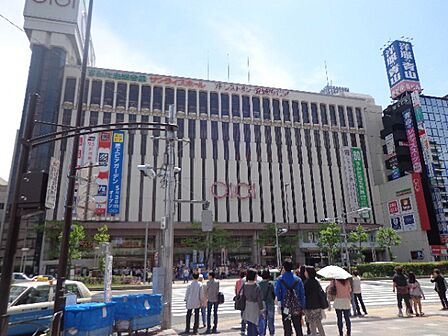 【営業時間】店舗により異なります。地下にあるスーパー「ジャパンミート」は名前の通りとにかくお肉が安いです。魚や総菜も種類豊富です。その他にもカフェやドラッグストア・100円均一ショップが入っています。
