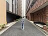 外観：前面道路の交通量は少なく、お子様がおうちの前で遊んでいても安心です。
