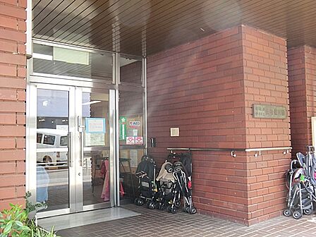 イベントを通じた季節の行事を行っています。園庭は広く、子供たちはのびのびと過ごしています。