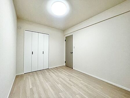 たっぷり収納可能なクローゼット。収納家具を置く必要がなく、空間を広く使えます。