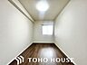 寝室：居心地のいい暮らしには欠かせない眩い採光。窓からこの空間に降り注ぐ採光が絶えません。