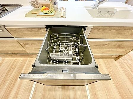 食器を洗っている間にお掃除など、様々なシーンで家事の時短に役立つビルトイン食洗機。