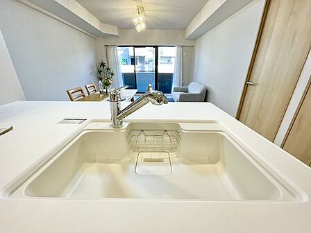 大きな調理器具や食器類もゆったり洗えるシンクです。