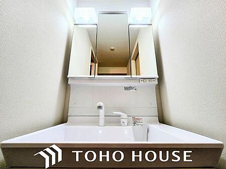 清潔感のある色合いのプライベート空間は、身だしなみチェックや肌のお手入れに最適です。