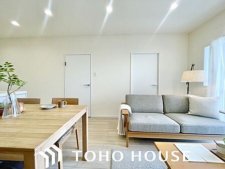 家族の温かさと陽光の暖かさ、楽しい毎日と明るい未来を予感させる「空間が織り成すひとつ先の住み心地」