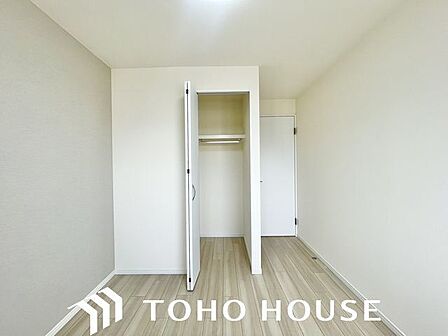 スーツやドレス、ロングコートなどの衣類はもちろん、季節の生活用品やスーツケースもしっかり収納できます。