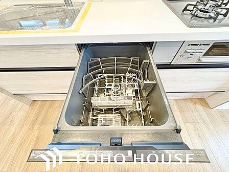 ビルトイン食洗機は作業台が広く使え、見た目もスッキリ。節水や節電も充実して家事の手助けをしてくれます。