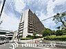 外観：爽やかな青空の下に贅沢なほどに降り注ぐ陽光、豊かな居住性。クオリティが見事に調和した住空間。