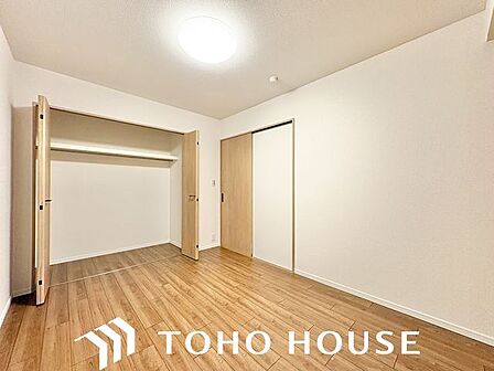 棚やハンガーパイプが付いた使いやすい設計。ワードローブをスッキリ収納できます。