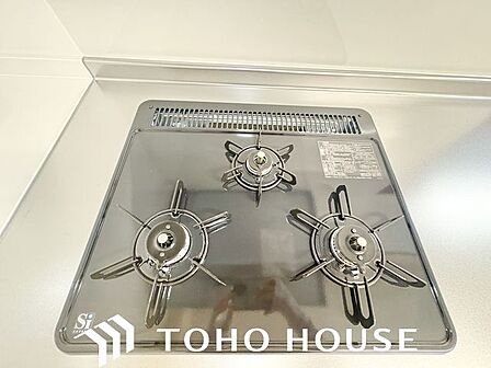 忙しいときでも一度にたくさんの料理が作れる3口コンロ。使い勝手の良さを考えました。