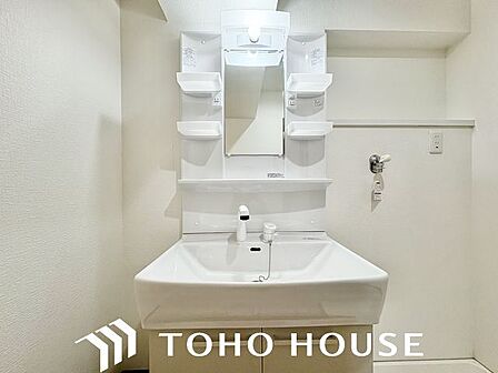 清潔感のある色合いのプライベート空間は、身だしなみチェックや肌のお手入れに最適です。
