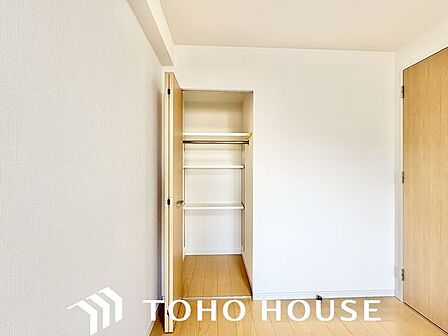 無駄を省き有効に活用した収納スペース。細々したモノを片付けられて便利です。