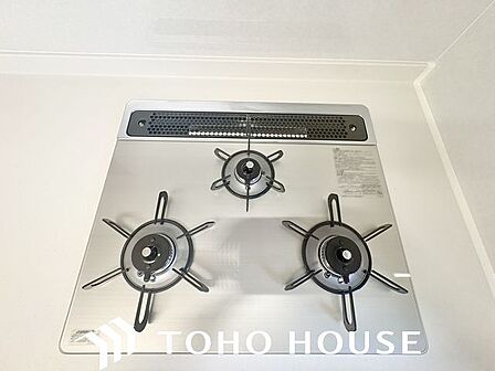 忙しいときでも一度にたくさんの料理が作れる3口コンロ。使い勝手の良さを考えました。