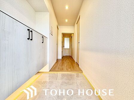 毎日出入りに使う玄関は外出する時は爽やかに、帰宅するときはホッとする落ち着いた空間へ。