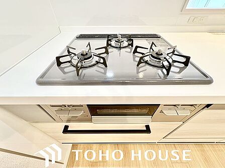 忙しいときでも一度にたくさんの料理が作れる3口コンロ。使い勝手の良さを考えました。