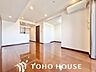 リビング/ダイニング：洗練されたデザインと機能性が織りなすこだわりの住空間。ゆったりとした時間をお過ごしください。