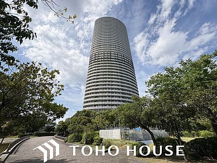 堂々たる趣ながら、主張し過ぎずどこか余裕を感じさせるシャープなフォルムで佇む邸宅。