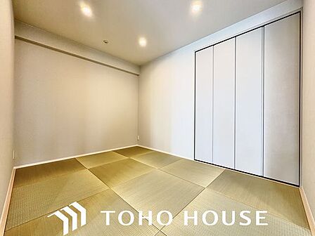 リビング隣の和室は、趣ある安らぎ空間。来訪時や家事スペースとしても重宝します。