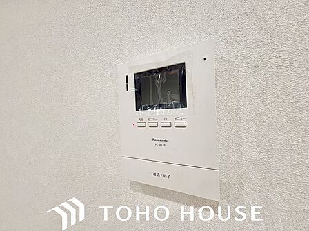 モニター画面で訪問者の顔を確認しながら会話ができる、不審者対策にも有効なインターホンです。
