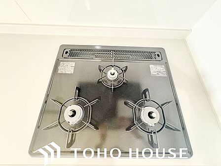 忙しいときでも一度にたくさんの料理が作れる3口コンロ。使い勝手の良さを考えました。