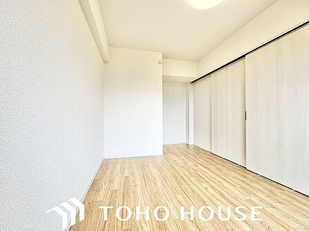 住まう方自身でカスタマイズして頂けるように「シンプル」にデザインされた室内。