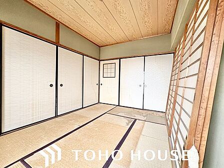 客間になったり、寝室になったりとなにかと便利な和室は約6帖。