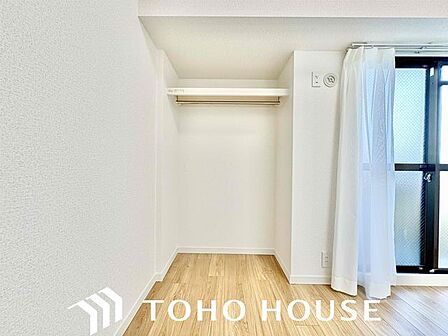 スーツやドレス、ロングコートなどの衣類はもちろん、季節の生活用品やスーツケースもしっかり収納できます。